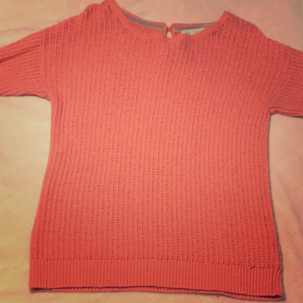 Hinge sweater T-shirt with keyhole button back